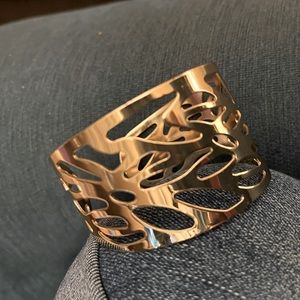 Fashion jewelry cuff bracelet. Gold tone sculpted design.